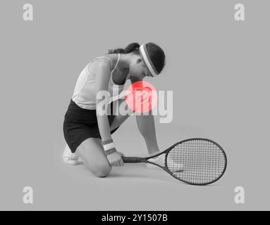 Verletzte junge Tennisspielerin berührt sie ihr Knie, Sport und Gesundheitskonzept Stockfoto