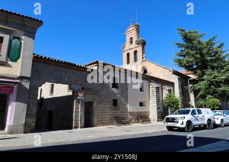 Avila, Castilla y Leon, Spanien – 17. August 2024: Kirchturm des Klosters Santa Anna mit Storchennestern in Avila, Spanien Stockfoto