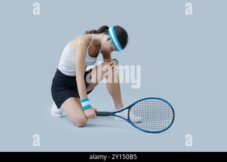 Verletzte junge Tennisspielerin berührt sie ihr Knie, Sport und Gesundheitskonzept Stockfoto