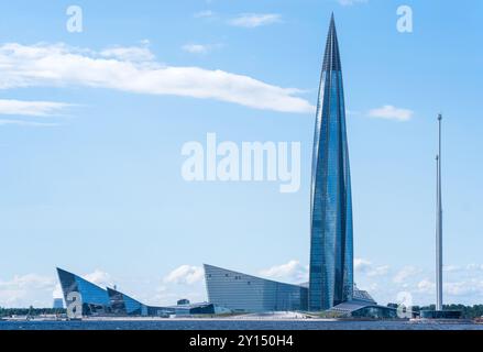 Sankt Petersburg, Russland - 11. Juni 2024: Blick auf den Wolkenkratzer Lakhta Center Stockfoto