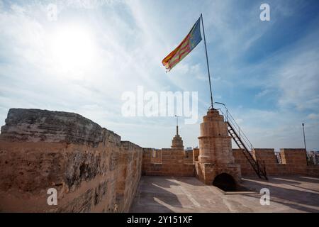 Valencianische Flagge auf dem Torres de Serranos, Valencia, Spanien Stockfoto