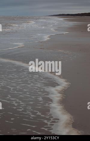 Sind es Meeresschaum Meeresalgen oder Abwasser? East Yorkshire Coast Stockfoto