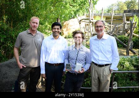 Berlin, Deutschland. September 2024. Zooveterinär André Schüle (l-r), Gerard de Melo, Vorsitzender des Hasso-Plattner-Instituts (HPI), Maximilian Schall, Projektmanager und Doktorand am HPI, und Zoodirektor Andreas Knieriem stehen vor dem Gorillagehege während der Präsentation eines Forschungsprojekts auf künstlicher Intelligenz des HPI und des Zoologischen Gartens Berlin. HPI-Studenten haben ein Modell entwickelt, das KI nutzen kann, um einzelne Gorillas zu unterscheiden und zu erkennen und daraus Rückschlüsse auf ihre Verhaltensmuster zu ziehen. Quelle: dpa/Alamy Live News Stockfoto