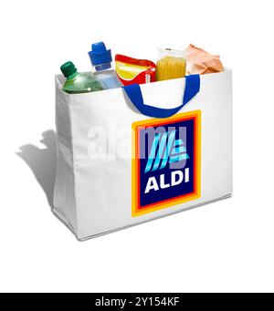 Eine weiße Aldi-Tasche fürs Leben voller Produkte aus dem Aldi-Supermarkt Stockfoto