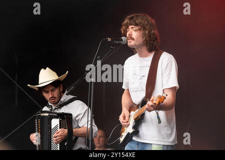 BROWN HORSE, KONZERT, 2024: Patrick Turner ist der Sänger der Band Brown Horse, die die Walled Garden Stage spielt. Tag des Green man Festivals 2024 im Glanusk Park, Brecon, Wales. Foto: Rob Watkins. INFO: Brown Horse sind Emma, Nyle, Rowan, Patrick, Ben, und Phoebe. Eine Country-Rock-Band aus Norwich. Der sechsköpfige Mix-Gitarren-gesteuerte Alternative Rock der 90er Jahre mit den Folk- und Country-Sounds der 70er Jahre Stockfoto