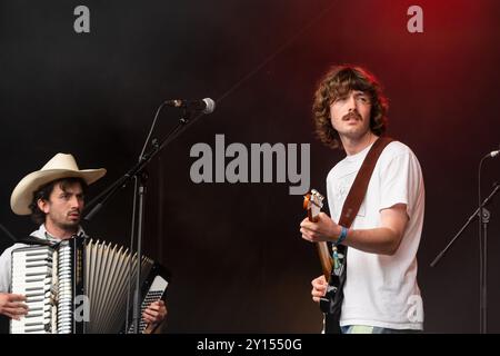 BROWN HORSE, KONZERT, 2024: Patrick Turner ist der Sänger der Band Brown Horse, die die Walled Garden Stage spielt. Tag des Green man Festivals 2024 im Glanusk Park, Brecon, Wales. Foto: Rob Watkins. INFO: Brown Horse sind Emma, Nyle, Rowan, Patrick, Ben, und Phoebe. Eine Country-Rock-Band aus Norwich. Der sechsköpfige Mix-Gitarren-gesteuerte Alternative Rock der 90er Jahre mit den Folk- und Country-Sounds der 70er Jahre Stockfoto