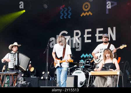 BROWN HORSE, KONZERT, 2024: Patrick Turner ist der Sänger der Band Brown Horse, die die Walled Garden Stage spielt. Tag des Green man Festivals 2024 im Glanusk Park, Brecon, Wales. Foto: Rob Watkins. INFO: Brown Horse sind Emma, Nyle, Rowan, Patrick, Ben, und Phoebe. Eine Country-Rock-Band aus Norwich. Der sechsköpfige Mix-Gitarren-gesteuerte Alternative Rock der 90er Jahre mit den Folk- und Country-Sounds der 70er Jahre Stockfoto