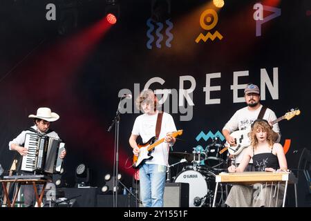 BROWN HORSE, KONZERT, 2024: Patrick Turner ist der Sänger der Band Brown Horse, die die Walled Garden Stage spielt. Tag des Green man Festivals 2024 im Glanusk Park, Brecon, Wales. Foto: Rob Watkins. INFO: Brown Horse sind Emma, Nyle, Rowan, Patrick, Ben, und Phoebe. Eine Country-Rock-Band aus Norwich. Der sechsköpfige Mix-Gitarren-gesteuerte Alternative Rock der 90er Jahre mit den Folk- und Country-Sounds der 70er Jahre Stockfoto