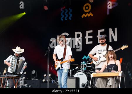 BROWN HORSE, KONZERT, 2024: Patrick Turner ist der Sänger der Band Brown Horse, die die Walled Garden Stage spielt. Tag des Green man Festivals 2024 im Glanusk Park, Brecon, Wales. Foto: Rob Watkins. INFO: Brown Horse sind Emma, Nyle, Rowan, Patrick, Ben, und Phoebe. Eine Country-Rock-Band aus Norwich. Der sechsköpfige Mix-Gitarren-gesteuerte Alternative Rock der 90er Jahre mit den Folk- und Country-Sounds der 70er Jahre Stockfoto