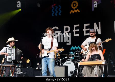 BROWN HORSE, KONZERT, 2024: Patrick Turner ist der Sänger der Band Brown Horse, die die Walled Garden Stage spielt. Tag des Green man Festivals 2024 im Glanusk Park, Brecon, Wales. Foto: Rob Watkins. INFO: Brown Horse sind Emma, Nyle, Rowan, Patrick, Ben, und Phoebe. Eine Country-Rock-Band aus Norwich. Der sechsköpfige Mix-Gitarren-gesteuerte Alternative Rock der 90er Jahre mit den Folk- und Country-Sounds der 70er Jahre Stockfoto