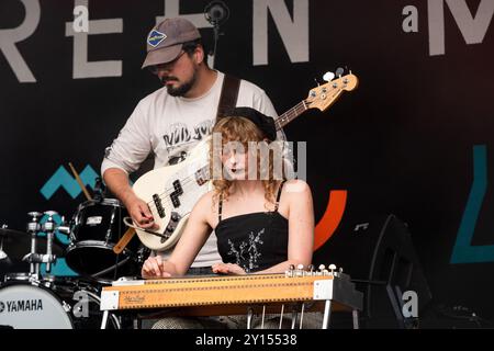 BROWN HORSE, KONZERT, 2024: Die Band Brown Horse spielt The Walled Garden Stage. Tag des Green man Festivals 2024 im Glanusk Park, Brecon, Wales. Foto: Rob Watkins. INFO: Brown Horse sind Emma, Nyle, Rowan, Patrick, Ben, und Phoebe. Eine Country-Rock-Band aus Norwich. Der sechsköpfige Mix-Gitarren-gesteuerte Alternative Rock der 90er Jahre mit den Folk- und Country-Sounds der 70er Jahre Stockfoto