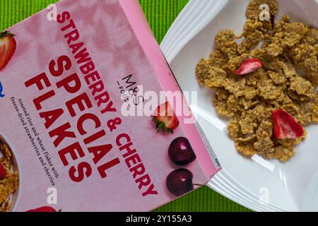 Packung Erdbeere & Cherry Special Flakes Müsli von M&S mit Müsli in einer Schüssel Stockfoto