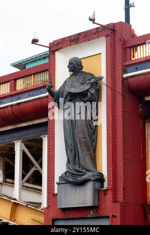 Alfred Drurys Statue der „Schönen Künste“ auf einer der Säulen auf der flussabwärts der Vauxhall Bridge, über die Themse, London, Großbritannien Stockfoto