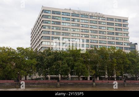 St Thomas' Hospital und die nationale COVID Memorial Wall neben der Themse, London, Großbritannien. Stockfoto