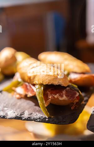 Sandwiches mit Schinken und Jalapeno auf einem Steinteller Stockfoto