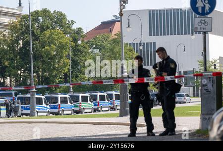 München, Deutschland. September 2024. Polizeibeamte sind vor dem NS-Dokumentationszentrum in München stationiert. Die Polizei hat eine verdächtige Person während einer Großoperation in der Nähe des israelischen Generalkonsulats in der Münchner Innenstadt erschossen. Quelle: Peter Kneffel/dpa/Alamy Live News Stockfoto