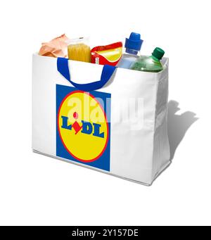Ein weißer Lidl-Beutel für das Leben voller Lidl-Produkte Stockfoto