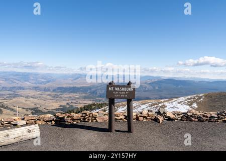 Atemberaubende Aussicht vom Gipfel des Mt. Washburn mit Blick auf den Yellowstone-Nationalpark. Stockfoto