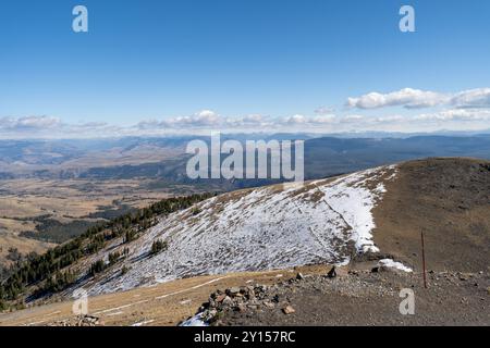 Atemberaubende Aussicht vom Gipfel des Mt. Washburn mit Blick auf den Yellowstone-Nationalpark. Stockfoto