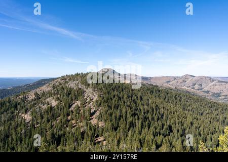 Atemberaubende Aussicht vom Gipfel des Mt. Washburn mit Blick auf den Yellowstone-Nationalpark. Stockfoto