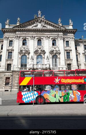 Deutschland, Bayern, München, Hauptfassade des Justizpalastes, mit Straßenbahn im Vordergrund. Stockfoto