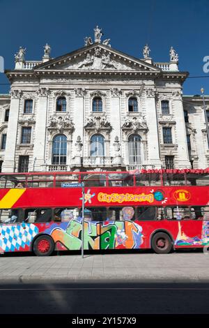 Deutschland, Bayern, München, Hauptfassade des Justizpalastes, mit Straßenbahn im Vordergrund. Stockfoto