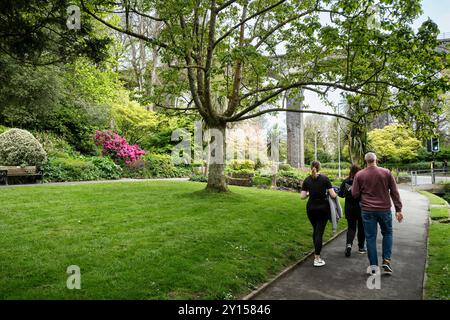 Besucher spazieren durch die historischen, preisgekrönten subtropischen Trenance Gardens in Newquay in Cornwall, Großbritannien. Stockfoto