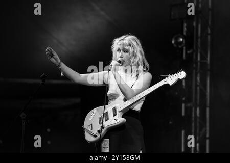 LAMBRINI GIRLS, KONZERT, 2024: Phoebe Lunny, Sänger und Gitarrist mit der Punkband Lambrini Girls, spielt die Far Out Stage. Tag des Green man Festivals 2024 im Glanusk Park, Brecon, Wales am 18. August 2024. Foto: Rob Watkins. INFO: Die Lambrini Girls sind eine kühne britische Punkband, die für ihre energiegeladenen Auftritte und ihre unentschuldigte Haltung bekannt ist. Mit knackigen Gitarrenriffs und rebellischen Texten behandeln sie Themen wie Empowerment, Identität und soziale Themen und bringen der Punkszene einen heftigen, feministischen Touch. Stockfoto