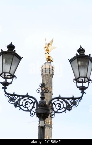 Deutschland, Berlin, Straße des 17. Juni - Details zu verzierten Straßenlaternen und der Siegessäule. Stockfoto