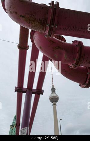 Deutschland, Berlin, Mitte, erhöhte rote Rohre, die Entfernung von Wasser aus unterirdischen Bau des neuen unterirdischen U-Bahnlinie. Stockfoto