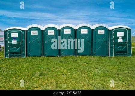 Eine Reihe tragbarer Toiletten bei einer Veranstaltung im Freien in Newquay in Cornwall, Großbritannien Stockfoto