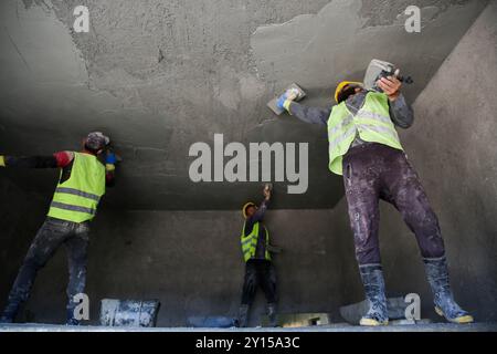 Aleppo, Syrien. 25. September 2023. Baumeister restaurieren ein Schulgebäude in dar Azza im Nordwesten Syriens. Lokale NRO, die von UNICEF unterstützt werden, renovieren Schulen, die durch das Erdbeben im Februar im Nordwesten Syriens beschädigt wurden Stockfoto