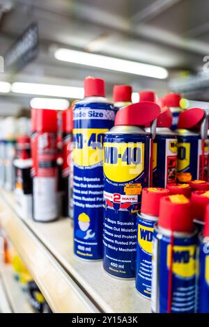 Dosen mit WD-40 werden in einem unabhängigen Shop für Heimwerker in Cornwall in Großbritannien verkauft. Stockfoto