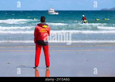 RNLI Royal National Lifeboat Institution Rettungsschwimmer im Dienst am Towan Beach in Newquay in Cornwall, Großbritannien. Stockfoto