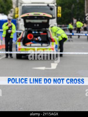 London, Großbritannien. Die POLIZEI KREUZT nach einem schweren Unfall NICHT das Band auf dem Parlamentsplatz. Stockfoto