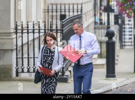 Peter Kyle MP (Staatssekretär für Wissenschaft, Innovation und Technologie) und Alexandra Jones (Generaldirektorin für Wissenschaft, Innovation und Wachstum) in DO Stockfoto