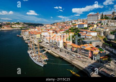 Aus der Vogelperspektive von Porto City, Portugal, bei Sonnenuntergang Stockfoto