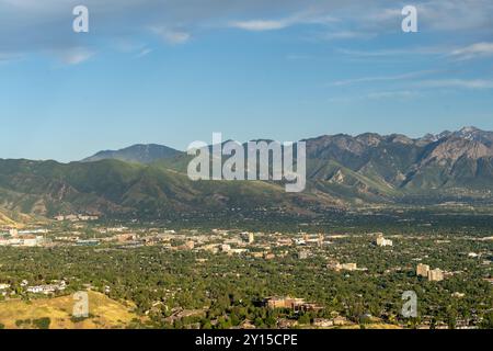 Blick auf den Sonnenuntergang auf das Salt Lake Valley und die Wasatch Range vom Ensign Peak, Utah. Stockfoto