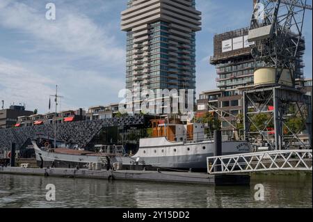 Rotterdam Maritime Museum und Leuvehaven, historische Schiffe, Boote und Kräne im Flusshafen im Herzen der Stadt Stockfoto