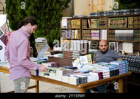 Idlib, Syrien. 20. August 2022. Eine Buchmesse mit mehr als 50.000 Büchern verschiedener Genres, darunter Geschichte, Politik, Literatur, Religion, und die Wissenschaft fand zum ersten Mal in der von der Opposition kontrollierten Stadt Idlib im Norden Syriens statt. Die Veranstaltung wurde über zwei Monate mit der Teilnahme von 15 Bibliotheken in der Türkei, in der Provinz Idlib und in der nördlichen Landschaft von Aleppo vorbereitet. Die Buchmesse wurde von einer Kunstausstellung mit Gemälden, Kalligrafie-Kunstwerken und Mosaiken begleitet, die das Leiden und die Hoffnungen der Syrer während des anhaltenden Konflikts hervorhob. Das Exhibi Stockfoto