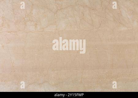 Hochwertige beige Marmoroberfläche mit zarten Adern, perfekt für die Innenarchitektur. Stockfoto