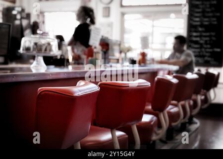 Die leeren Stühle während eines ruhigen Moments in einem Diner in Coronado, Kalifornien. Stockfoto