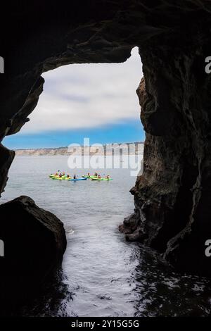 Kajakfahrer in La Jolla Cove von Sunny Jim's Cave in La Jolla, Kalifornien. Stockfoto