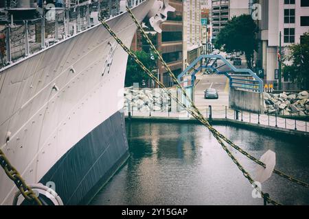 An der Seite der USS Wisconsin (BB-64) in der Innenstadt von Norfolk, Virginia. Stockfoto