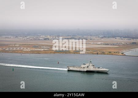 Die USS Kansas City (LCS-22) passiert Coronado bei der Abfahrt von San Diego, Kalifornien. Stockfoto