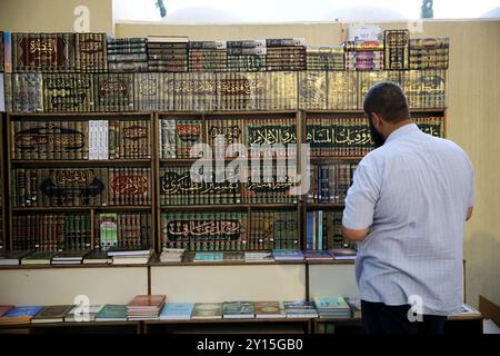 Idlib, Syrien. 20. August 2022. Eine Buchmesse mit mehr als 50.000 Büchern verschiedener Genres, darunter Geschichte, Politik, Literatur, Religion, und die Wissenschaft fand zum ersten Mal in der von der Opposition kontrollierten Stadt Idlib im Norden Syriens statt. Die Veranstaltung wurde über zwei Monate mit der Teilnahme von 15 Bibliotheken in der Türkei, in der Provinz Idlib und in der nördlichen Landschaft von Aleppo vorbereitet. Die Buchmesse wurde von einer Kunstausstellung mit Gemälden, Kalligrafie-Kunstwerken und Mosaiken begleitet, die das Leiden und die Hoffnungen der Syrer während des anhaltenden Konflikts hervorhob. Das Exhibi Stockfoto