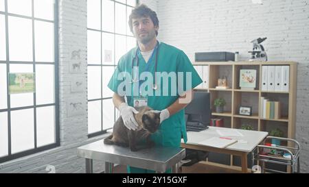 Ein junger hispanischer Mann untersucht eine Katze auf einem Metalltisch in einer hellen Tierklinik. Stockfoto