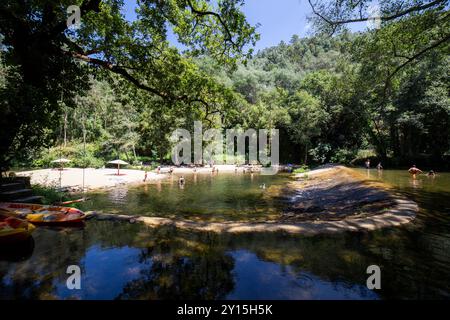 Góis Rio Ceira Praia Fluvial do Pego Escuro Stockfoto