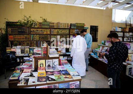 Idlib, Syrien. 20. August 2022. Eine Buchmesse mit mehr als 50.000 Büchern verschiedener Genres, darunter Geschichte, Politik, Literatur, Religion, und die Wissenschaft fand zum ersten Mal in der von der Opposition kontrollierten Stadt Idlib im Norden Syriens statt. Die Veranstaltung wurde über zwei Monate mit der Teilnahme von 15 Bibliotheken in der Türkei, in der Provinz Idlib und in der nördlichen Landschaft von Aleppo vorbereitet. Die Buchmesse wurde von einer Kunstausstellung mit Gemälden, Kalligrafie-Kunstwerken und Mosaiken begleitet, die das Leiden und die Hoffnungen der Syrer während des anhaltenden Konflikts hervorhob. Das Exhibi Stockfoto