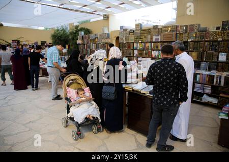 Idlib, Syrien. 20. August 2022. Eine Buchmesse mit mehr als 50.000 Büchern verschiedener Genres, darunter Geschichte, Politik, Literatur, Religion, und die Wissenschaft fand zum ersten Mal in der von der Opposition kontrollierten Stadt Idlib im Norden Syriens statt. Die Veranstaltung wurde über zwei Monate mit der Teilnahme von 15 Bibliotheken in der Türkei, in der Provinz Idlib und in der nördlichen Landschaft von Aleppo vorbereitet. Die Buchmesse wurde von einer Kunstausstellung mit Gemälden, Kalligrafie-Kunstwerken und Mosaiken begleitet, die das Leiden und die Hoffnungen der Syrer während des anhaltenden Konflikts hervorhob. Das Exhibi Stockfoto